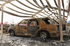La distruzione carbonizzata di un'automobile da un fuoco immagini stock libere da diritti La distruzione carbonizzata di un'automobile da un fuoco immagini stock libere da diritti