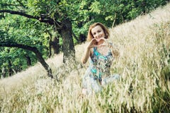 La donna attraente fa la forma del cuore con le sue mani nella foresta fotografia stock libera da diritti La donna attraente fa la forma del cuore con le sue mani nella foresta fotografia stock libera da diritti
