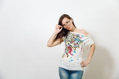 La donna castana felice abbastanza europea con pelle pulita sana si è vestita nel longsleeve casuale su un fondo bianco Fotografia Stock Libera da Diritti La donna castana felice abbastanza europea con pelle pulita sana si è vestita nel longsleeve casuale su un fondo bianco Fotografia Stock Libera da Diritti
