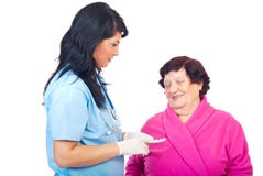 La donna del medico dà le pillole alla donna anziana fotografia stock libera da diritti La donna del medico dà le pillole alla donna anziana fotografia stock libera da diritti