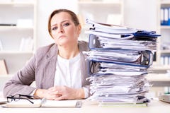 La donna di affari molto occupata con lavoro di ufficio in corso Immagine Stock La donna di affari molto occupata con lavoro di ufficio in corso Immagine Stock