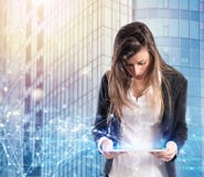 La donna di affari in ufficio si è collegata sulla rete internet con una compressa fotografie stock La donna di affari in ufficio si è collegata sulla rete internet con una compressa fotografie stock
