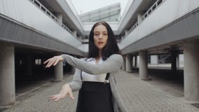 La donna di dancing esegue il ballo moderno di moda, posando, stile libero contemporaneo su fondo industriale archivi video La donna di dancing esegue il ballo moderno di moda, posando, stile libero contemporaneo su fondo industriale archivi video