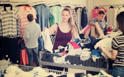 La donna e la gente sorridenti alla liquidazione comperano immagine stock La donna e la gente sorridenti alla liquidazione comperano immagine stock
