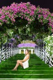 La donna ed il bambino felici nella molla di fioritura fanno il giardinaggio Concetto di festa di giorno di madri fotografia stock libera da diritti La donna ed il bambino felici nella molla di fioritura fanno il giardinaggio Concetto di festa di giorno di madri fotografia stock libera da diritti