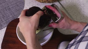 La donna gratta la barbabietola La donna gratta la barbabietola