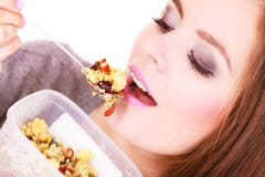 La donna mangia la farina d'avena con i frutti asciutti stare fotografie stock libere da diritti La donna mangia la farina d'avena con i frutti asciutti stare fotografie stock libere da diritti