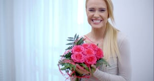 La donna molto felice ha ricevuto un mazzo delle rose archivi video La donna molto felice ha ricevuto un mazzo delle rose archivi video