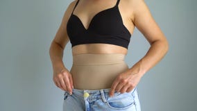 La donna nel dimagramento delle mutande mette i jeans sulla cima e controlla il risultato Concetto dell'aspirazione ad un corpo p video d archivio La donna nel dimagramento delle mutande mette i jeans sulla cima e controlla il risultato Concetto dell'aspirazione ad un corpo p video d archivio