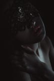 La donna sexy con il dito sulla sua mostra rossa delle labbra zittisce. Ragazza erotica con la maschera del pizzo sopra fondo nero immagine stock La donna sexy con il dito sulla sua mostra rossa delle labbra zittisce. Ragazza erotica con la maschera del pizzo sopra fondo nero immagine stock