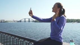 La donna si siede e conversazione tramite telefono fotografia stock La donna si siede e conversazione tramite telefono fotografia stock