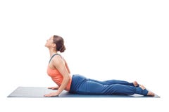 La donna sportiva di yogini di misura pratica il bhujangasana di asana di yoga fotografie stock La donna sportiva di yogini di misura pratica il bhujangasana di asana di yoga fotografie stock