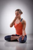 La donna sportiva di yogini di misura pratica il pranayama di yoga fotografia stock La donna sportiva di yogini di misura pratica il pranayama di yoga fotografia stock