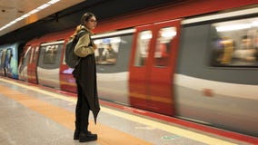 La donna sta aspettando il treno in sottopassaggio fotografia stock libera da diritti La donna sta aspettando il treno in sottopassaggio fotografia stock libera da diritti