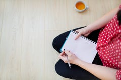 La donna sta preparandosi per scrivere in un blocco note fotografia stock libera da diritti La donna sta preparandosi per scrivere in un blocco note fotografia stock libera da diritti