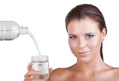 La donna tiene un vetro dell'acqua fotografia stock La donna tiene un vetro dell'acqua fotografia stock