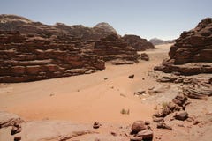 La duna ed il deserto di sabbia rossi modific il terrenoare, rum dei wadi, Giordano immagini stock libere da diritti La duna ed il deserto di sabbia rossi modific il terrenoare, rum dei wadi, Giordano immagini stock libere da diritti