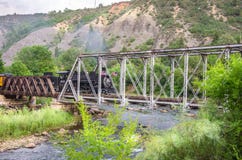 La Durango y el tren de ferrocarril del indicador estrecho de Silverton que cruza un puente del metal fotografía de archivo libre de regalías La Durango y el tren de ferrocarril del indicador estrecho de Silverton que cruza un puente del metal fotografía de archivo libre de regalías