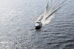 La délivrance côtière de bateau se précipite sur les vagues de la mer baltique, bel éclat sur l'eau et les taches de l'eau du bat photographie stock La délivrance côtière de bateau se précipite sur les vagues de la mer baltique, bel éclat sur l'eau et les taches de l'eau du bat photographie stock