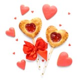 La empanada en forma de corazón hace estallar con la mermelada de fresa fotografía de archivo libre de regalías La empanada en forma de corazón hace estallar con la mermelada de fresa fotografía de archivo libre de regalías