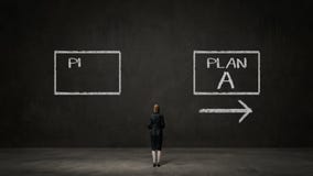 La empresaria elige el plan A o el plan B maneras decididas toma la decisión La empresaria elige el plan A o el plan B maneras decididas toma la decisión