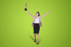 La empresaria feliz corre con un trofeo imagen de archivo La empresaria feliz corre con un trofeo imagen de archivo