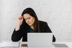 La empresaria gorda asiática se está sentando ansiosamente en la oficina imagen de archivo libre de regalías La empresaria gorda asiática se está sentando ansiosamente en la oficina imagen de archivo libre de regalías
