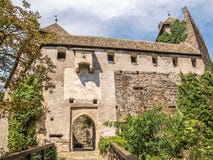 La entrada al castillo de Runkelstein, Castel Roncolo, Bolzano, Italia fotografía de archivo libre de regalías La entrada al castillo de Runkelstein, Castel Roncolo, Bolzano, Italia fotografía de archivo libre de regalías