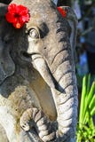 La escultura religiosa hindú del elefante con el hibisco rojo florece, Bali, Indonesia foto de archivo La escultura religiosa hindú del elefante con el hibisco rojo florece, Bali, Indonesia foto de archivo