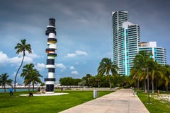 La escultura y la calzada del faro en Pointe del sur parquean, Miami Bea fotografía de archivo La escultura y la calzada del faro en Pointe del sur parquean, Miami Bea fotografía de archivo