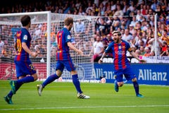 La español Liga: Los jugadores del Valencia CF v FC BarcelonaBarcelona celebran una meta en el partido de Liga del La entre el Va imagenes de archivo La español Liga: Los jugadores del Valencia CF v FC BarcelonaBarcelona celebran una meta en el partido de Liga del La entre el Va imagenes de archivo