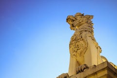 La estatua del león está situada en el jefe del templo imagenes de archivo La estatua del león está situada en el jefe del templo imagenes de archivo