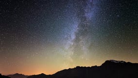La explosión del meteorito, la lluvia de meteoritos y el humo del stardust se arrastran en cielo nocturno, el lapso de tiempo de almacen de metraje de vídeo La explosión del meteorito, la lluvia de meteoritos y el humo del stardust se arrastran en cielo nocturno, el lapso de tiempo de almacen de metraje de vídeo