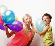 La famiglia abbastanza reale con colore balloons su fondo bianco, blon immagini stock libere da diritti La famiglia abbastanza reale con colore balloons su fondo bianco, blon immagini stock libere da diritti