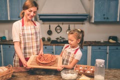 La famiglia amorosa felice sta preparando insieme il forno Ragazza della figlia del bambino e della madre divertendosi nella cuci fotografia stock La famiglia amorosa felice sta preparando insieme il forno Ragazza della figlia del bambino e della madre divertendosi nella cuci fotografia stock