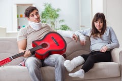 La famiglia danneggiata della moglie e del marito che recuperano a casa Fotografie Stock Libere da Diritti La famiglia danneggiata della moglie e del marito che recuperano a casa Fotografie Stock Libere da Diritti