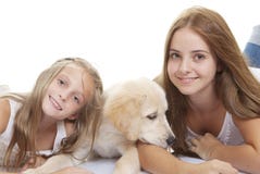 La familia acaricia el perrito con las muchachas foto de archivo La familia acaricia el perrito con las muchachas foto de archivo