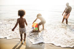 La familia africana goza el jugar de la playa fotografía de archivo libre de regalías La familia africana goza el jugar de la playa fotografía de archivo libre de regalías