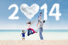 La familia alegre celebra Año Nuevo en la playa Fotografía de archivo libre de regalías La familia alegre celebra Año Nuevo en la playa Fotografía de archivo libre de regalías