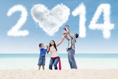La familia asiática celebra Año Nuevo en la playa Imagen de archivo libre de regalías La familia asiática celebra Año Nuevo en la playa Imagen de archivo libre de regalías