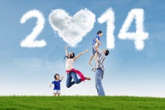 La familia celebra el Año Nuevo 2014 en la naturaleza Imagen de archivo La familia celebra el Año Nuevo 2014 en la naturaleza Imagen de archivo