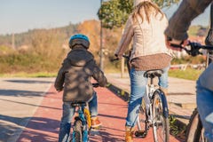 La familia con el montar a caballo del niño monta en bicicleta en la naturaleza fotos de archivo La familia con el montar a caballo del niño monta en bicicleta en la naturaleza fotos de archivo