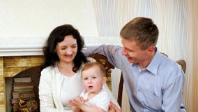 La familia feliz así como su niño precioso, marido cariñoso da a beso blando su wifer almacen de metraje de vídeo La familia feliz así como su niño precioso, marido cariñoso da a beso blando su wifer almacen de metraje de vídeo