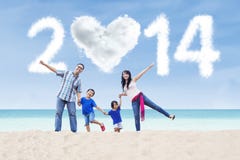 La familia feliz celebra el Año Nuevo 2014 en la playa Fotografía de archivo La familia feliz celebra el Año Nuevo 2014 en la playa Fotografía de archivo