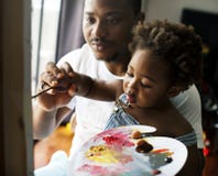 La famille d'artiste mon père enseignent la couleur image libre de droits La famille d'artiste mon père enseignent la couleur image libre de droits