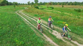 La famille faisant un cycle sur la vue aérienne de vélos dehors d'en haut, mère active heureuse avec des enfants ont l'amusement, photographie stock libre de droits La famille faisant un cycle sur la vue aérienne de vélos dehors d'en haut, mère active heureuse avec des enfants ont l'amusement, photographie stock libre de droits
