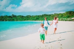 La famille heureuse avec des enfants jouent des vacances de plage photographie stock libre de droits La famille heureuse avec des enfants jouent des vacances de plage photographie stock libre de droits