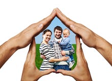 La famille heureuse dans des mains autoguident photo stock La famille heureuse dans des mains autoguident photo stock