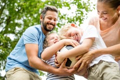 La famille a l'amusement avec le football image stock La famille a l'amusement avec le football image stock