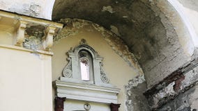 La façade du vieil immeuble de brique détruit avec les fenêtres cassées dans la ville abandonnée Chambre en ville fant?me E clips vidéos La façade du vieil immeuble de brique détruit avec les fenêtres cassées dans la ville abandonnée Chambre en ville fant?me E clips vidéos